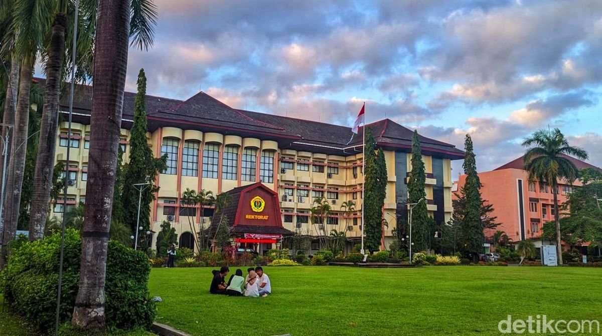Ilustrasi estimasi UKT dan biaya kuliah UNRAM 2026
